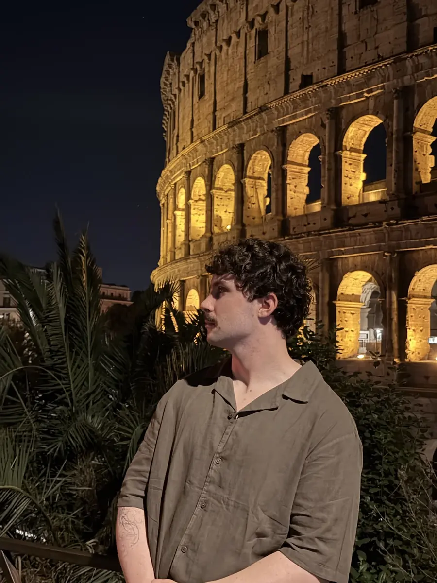 Tomás Barbosa at night in front of the Colosseum, Rome